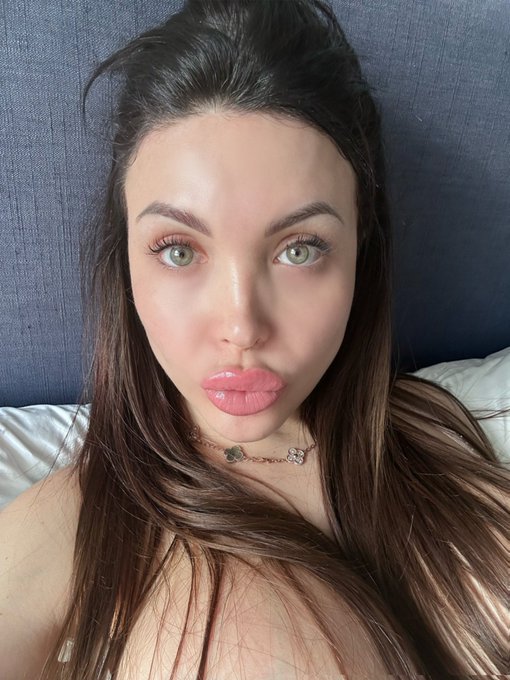 Does this face deserve a cum-facial treatment? ???? https://t.co/70nl8ygfsy
