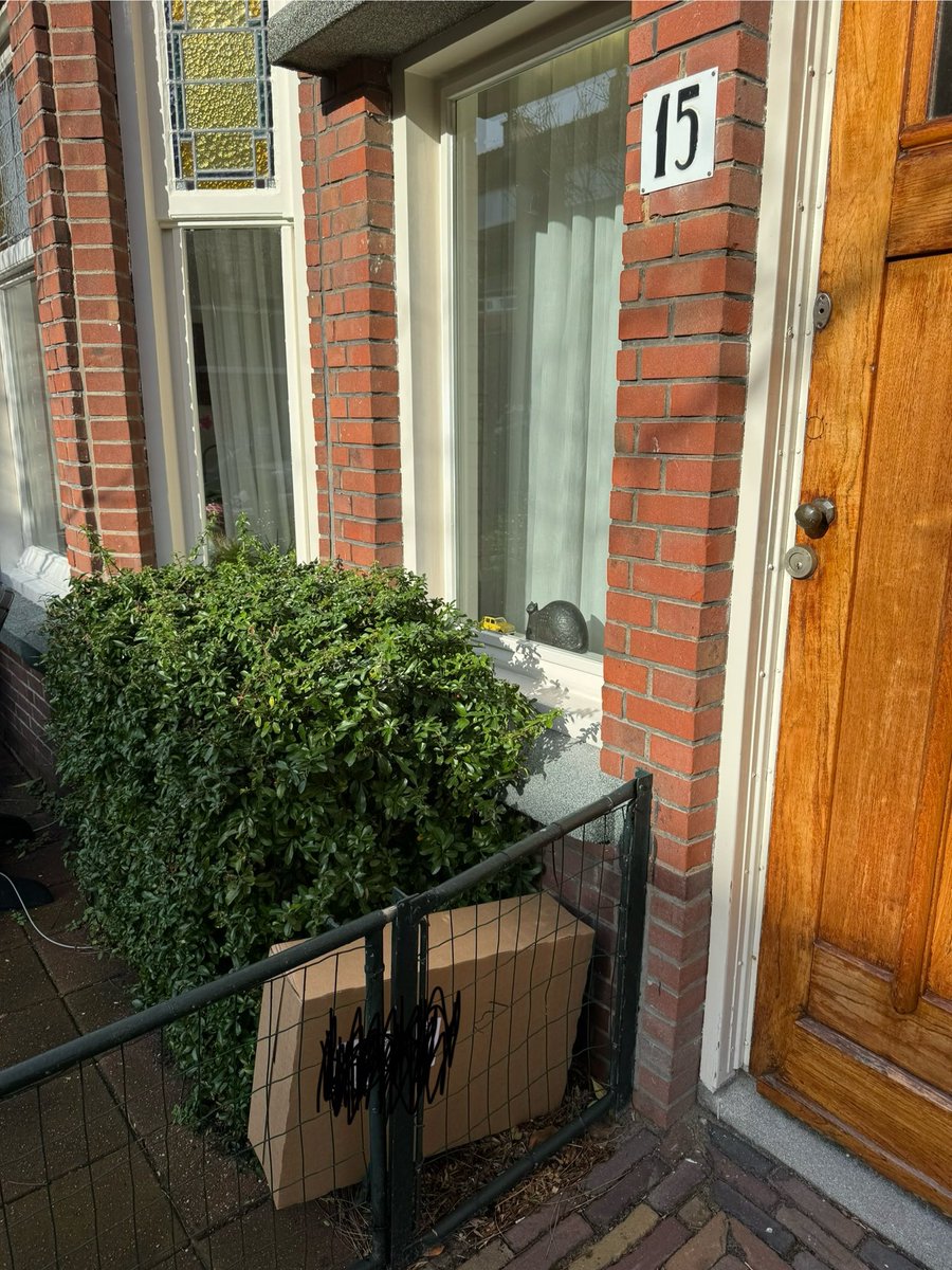 mppc1913's tweet photo. Wat ‘n klotebedrijf is @dpdNL. Ong 4 wkn geleden 3e klacht bezorgwijze! En ja hoor, vandaag gewoon weer (klacht 4). Service @dpdNL? Ruk! Klachtenbehandeling @dpdNL? Bagger en verschuilen achter contactform.
@LEGO_Group dump ze, ondanks contract! Betrof nl nazending van jullie. https://t.co/3hx34FJrZT