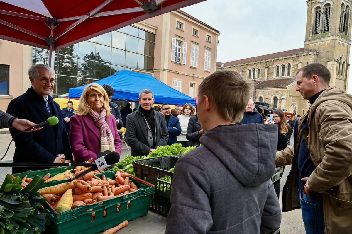 FaureDominique's tweet photo. 🗣️ « Qu’est-ce que vous attendez du Gouvernement ? »

C’est la question que j’ai posée ce matin sur le marché de Villié-Morgon dans le Rhône 🧀🥕

Actions et résultats, c’est notre cap. https://t.co/46Lpt5sCK9