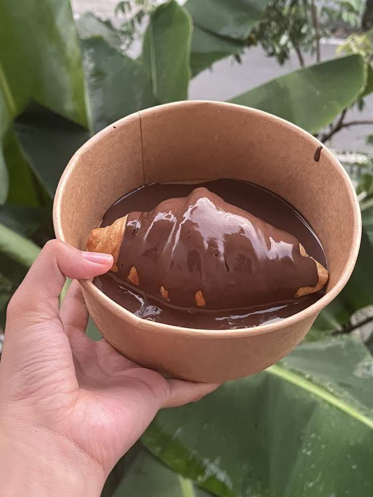 theiceraf's tweet photo. Tadi singgah selayang, sekali jumpa croissant chocolate yg viral ni?? 🤪🤪 Yg best tu harga RM10 jee !!  apa lagi rembat la 2 set ni haa mmg berbalo. Owner kata kalau korang RT tweet ni dapat RM1 diskaun, so jadi RM9 je. Gila betul &amp; siapa craving boleh try 😋😋 https://t.co/wKKIcmZypq