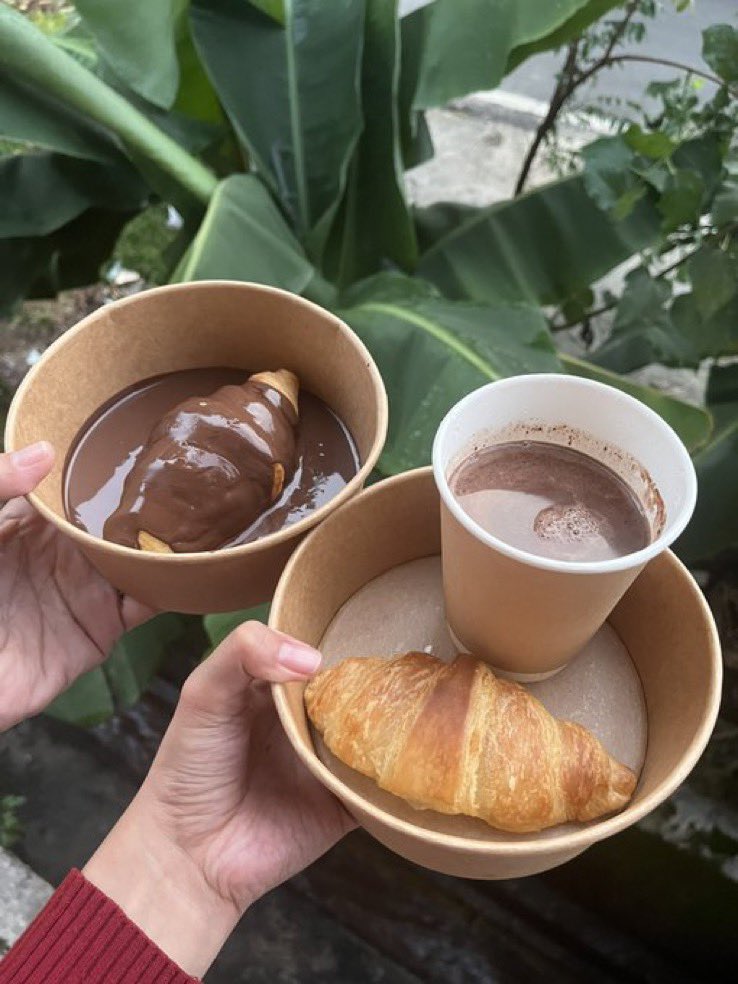 theiceraf's tweet photo. Tadi singgah selayang, sekali jumpa croissant chocolate yg viral ni?? 🤪🤪 Yg best tu harga RM10 jee !!  apa lagi rembat la 2 set ni haa mmg berbalo. Owner kata kalau korang RT tweet ni dapat RM1 diskaun, so jadi RM9 je. Gila betul &amp; siapa craving boleh try 😋😋 https://t.co/wKKIcmZypq