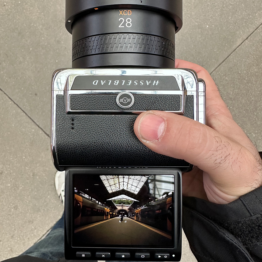 ROBISA's tweet photo. Probando la nueva 📷 Hasselblad 907X /CFV 100C en Estação de Comboios de São Bento en Oporto, Portugal.

Fotos por @BorjaMendez

@Hasselblad
#Hasselblad #Createtoinspire #Robisa #mediumformat https://t.co/8UpJKy4lHL