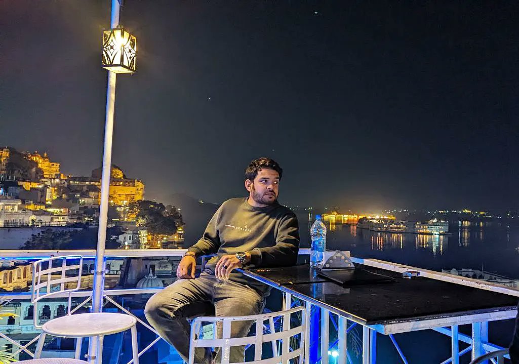 Can we go back to sending love letters 💌

.
.
.
#skylounge #theskylounge #udaipur #gangaurghat #ambrai #Rajasthan #lakecity #nightlife #night 
.
.
.

#TeamA_C