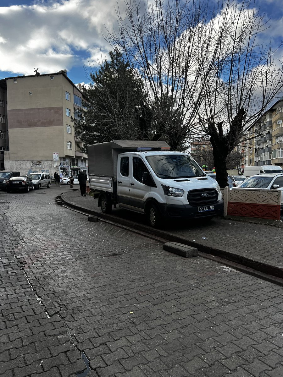 msontepe's tweet photo. @bingolbel SİZİN ARACINIZ BUNU YAPARSA VATANDAŞ NELER YAPMAZ Kİ? BU TRAFİĞE Bİ ÇÖZÜM BULUN LÜTFEN  @bingolbel @Erdalarikan12 https://t.co/tX0F9kYWqP