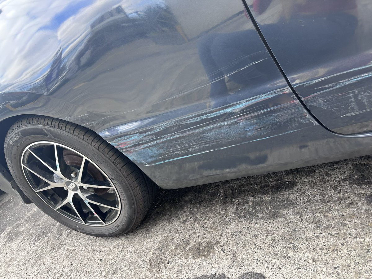 ventosaas's tweet photo. Si alguien conoce o ve este carro díganle que es un malparido maricón, me chocó, se dio a la fuga, lo alcancé y se volvió a dar a la fuga pero cuando lo volví a alcanzar y tuve que ponerme frente a él a pie intentó atropellarme para no pagar nada. 😤 https://t.co/rujDwInJvJ