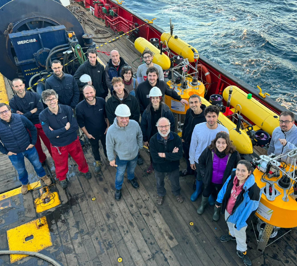 Experiments aboard R/V #SarmientoDeGamboa: acoustic comms at various frequencies, AUV navigation, target detection, mapping, and optical comms. #Biter2Campaign #OceanTech vicorob.udg.edu/vicorob-embark…