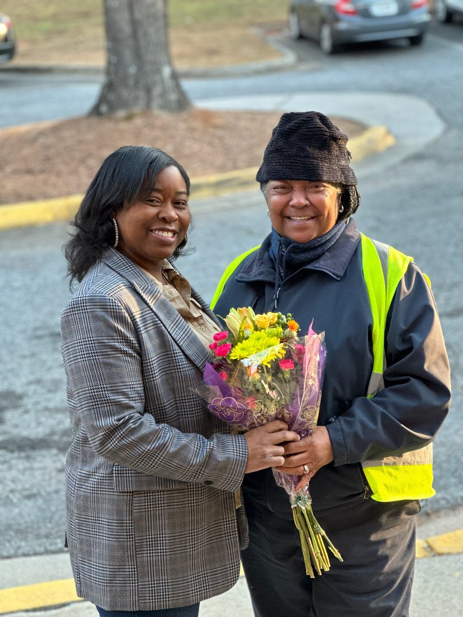 It's Random Acts of Kindness Week and my Crossing Guard @APSCascadeES Mrs. Hall definitely deserves her flowers. @didraut @kdavidibcascade