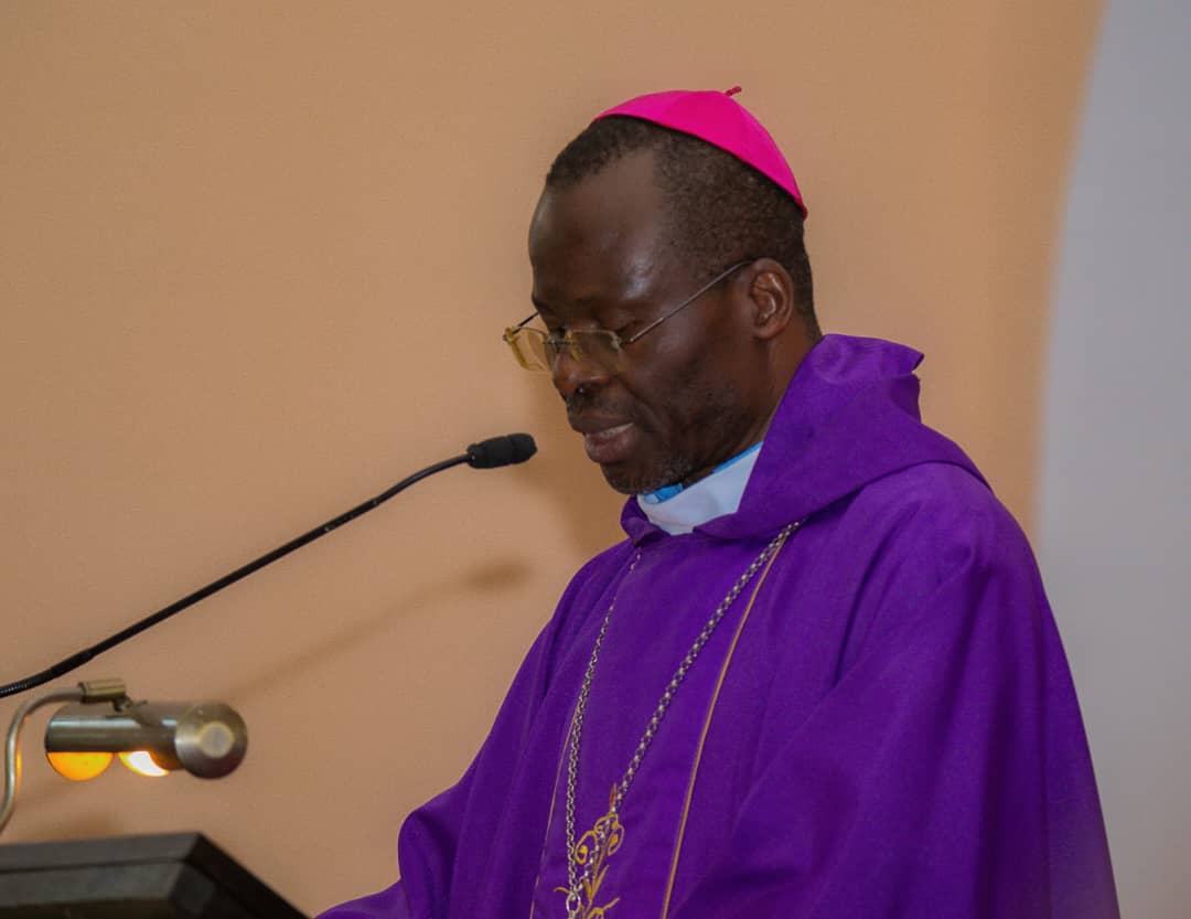 En marge de mon séjour de travail à Kinshasa, j'ai consacré ma soirée du mercredi 14 février 2024 pour prendre part à l'ouverture de la messe de carême en la Paroisse Sacre-Cœur/Commune de la GOMBE, Aux côtés de l'honorable Modeste BAHATI LUKWEBO, Président du Sénat.