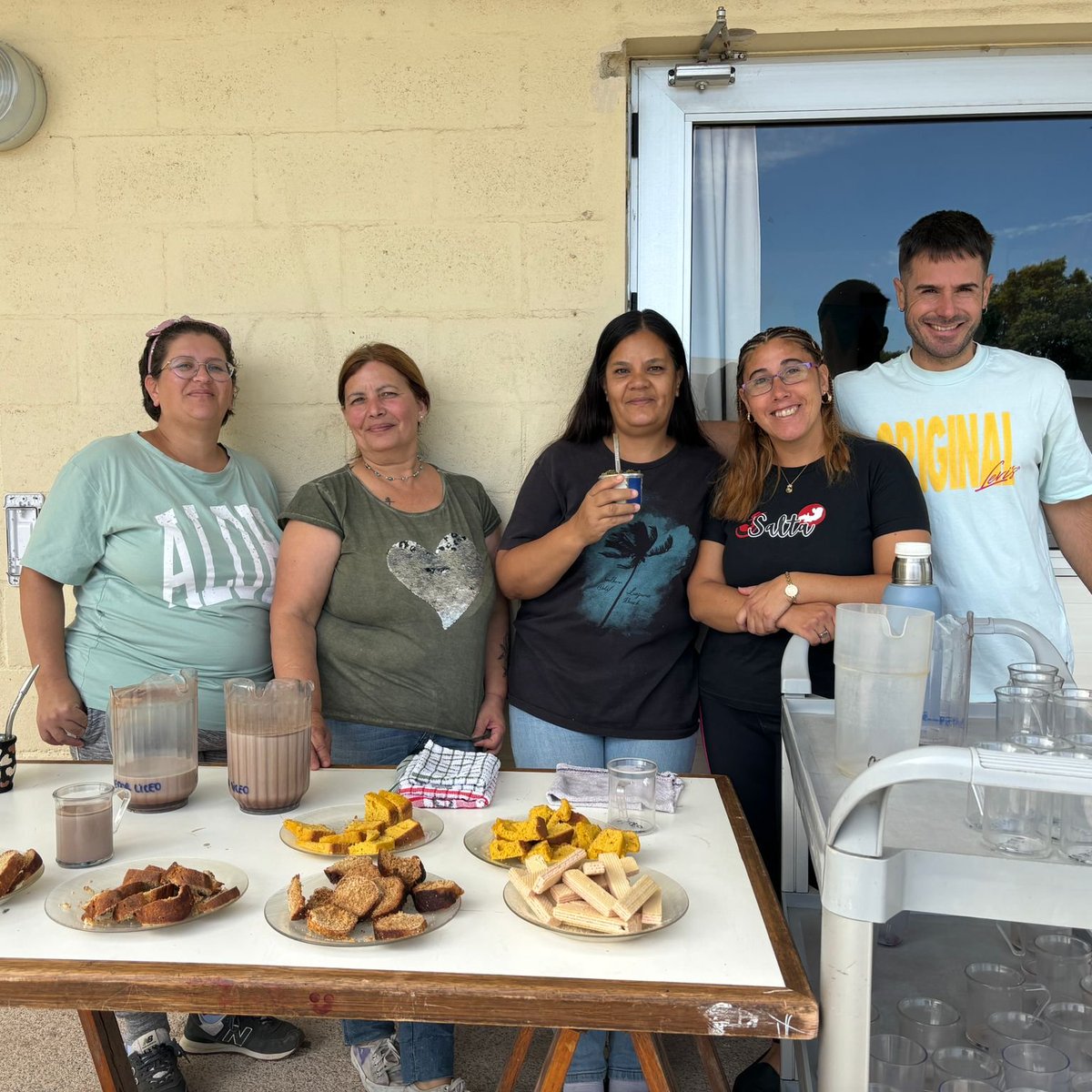 y sin embargo, año a año me llena de alegría y me maravilla ver a los gurises entrar con los mismos nervios; a las familias con la misma ilusión y expectativa; al equipo entusiasmado preparando y recibiendo a cada uno con la alegría de arrancar este camino juntos! (2/3)