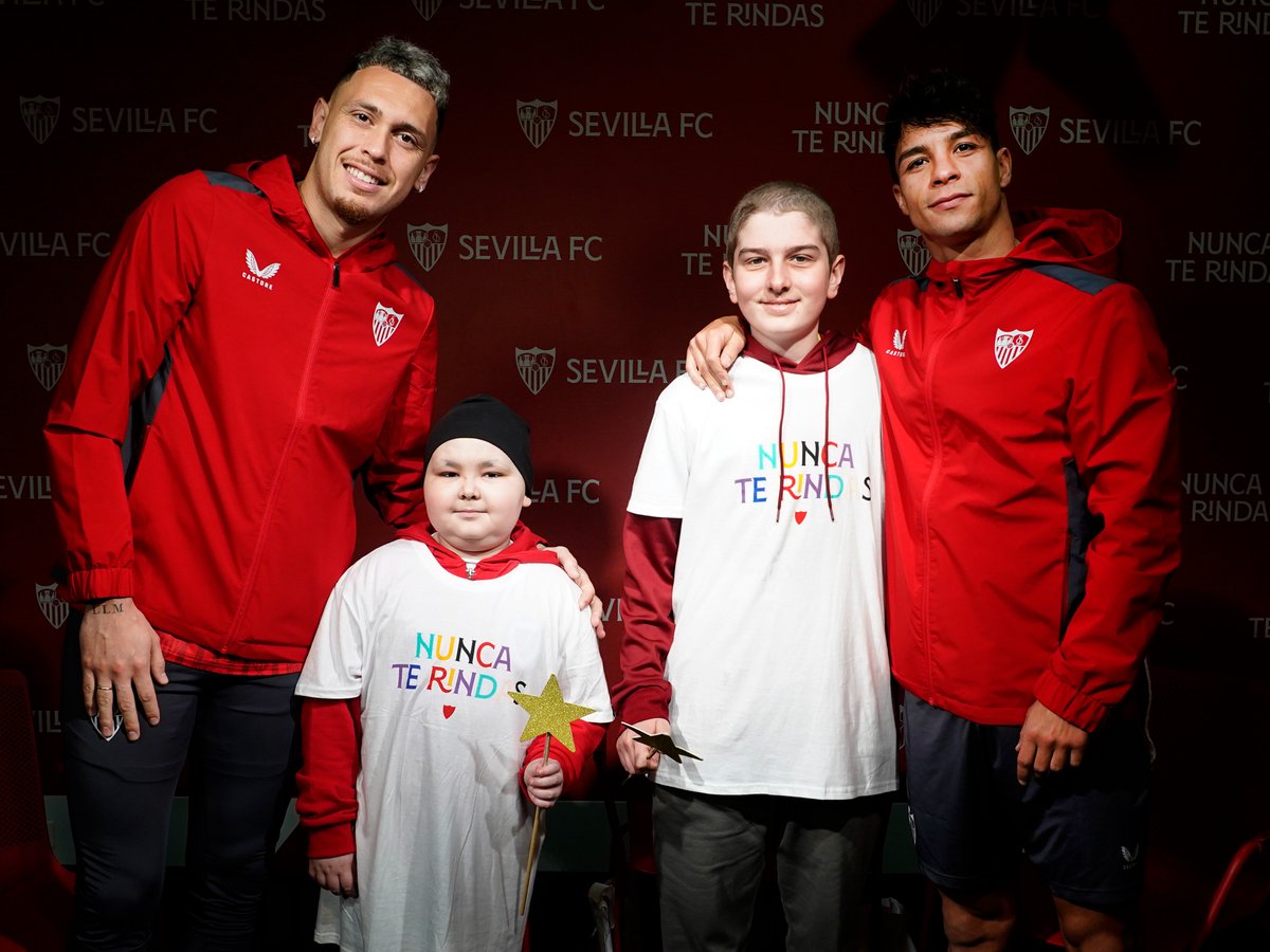 🤩Así fue la 𝐬𝐨𝐫𝐩𝐫𝐞𝐬𝐚 que <a href="/Locampos15/">Lucas Ocampos</a> y <a href="/olitorres10/">Óliver Torres Muñoz</a> le dieron a Dani y Gonzalo. 🤗

🗓️1⃣5⃣🇫​​​​​: #DíaMundialDelCáncerInfantil 🎗️

🎦sevillafc.info/DiaMundialCanc… ⤵️

🫱🏾‍🫲🏽<a href="/fpdeseo/">Fundación Pequeño Deseo</a> 🌟

#NuncaTeRindas #FundaciónSevillaFC