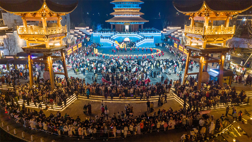 BeautyJiangxi's tweet photo. #RedJiangxi: 🧧💖🎆💫 Wooden dragon lanterns, Nuo dance, iron firework show, and Hui opera......A grand intangible cultural heritage parade was staged in Wuyuan County of Jiangxi to celebrate #ChineseNewYear.

#HelloJiangxi #Jiangxi 
#江西 #YearOfTheDragon https://t.co/WTGQ7g0m1P