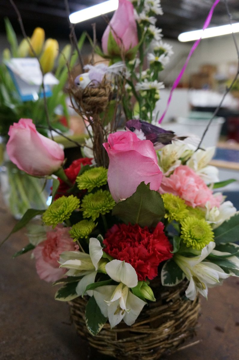 Continuing to take orders and deliver beautiful flowers for Valentine's Day.  Sending Love. 💘 Sending Beauty. 

#customflowerdesigns #floralart #valentinesdayflowers #loveisintheair #valentinesflowers #sendlove #veldkampsflowers #denverco #lakewoodflorist #familyflorist