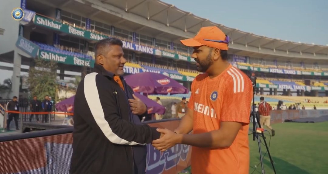 CricCrazyJohns's tweet photo. Rohit Sharma to Sarfaraz Khan's family:

"Everyone knows what you have done, how much sacrifices and hard work you have done for Sarfaraz. Many many Congratulations to both of you".

This is lovely gesture by Captain. ❤️ https://t.co/B2DMZEVzVd