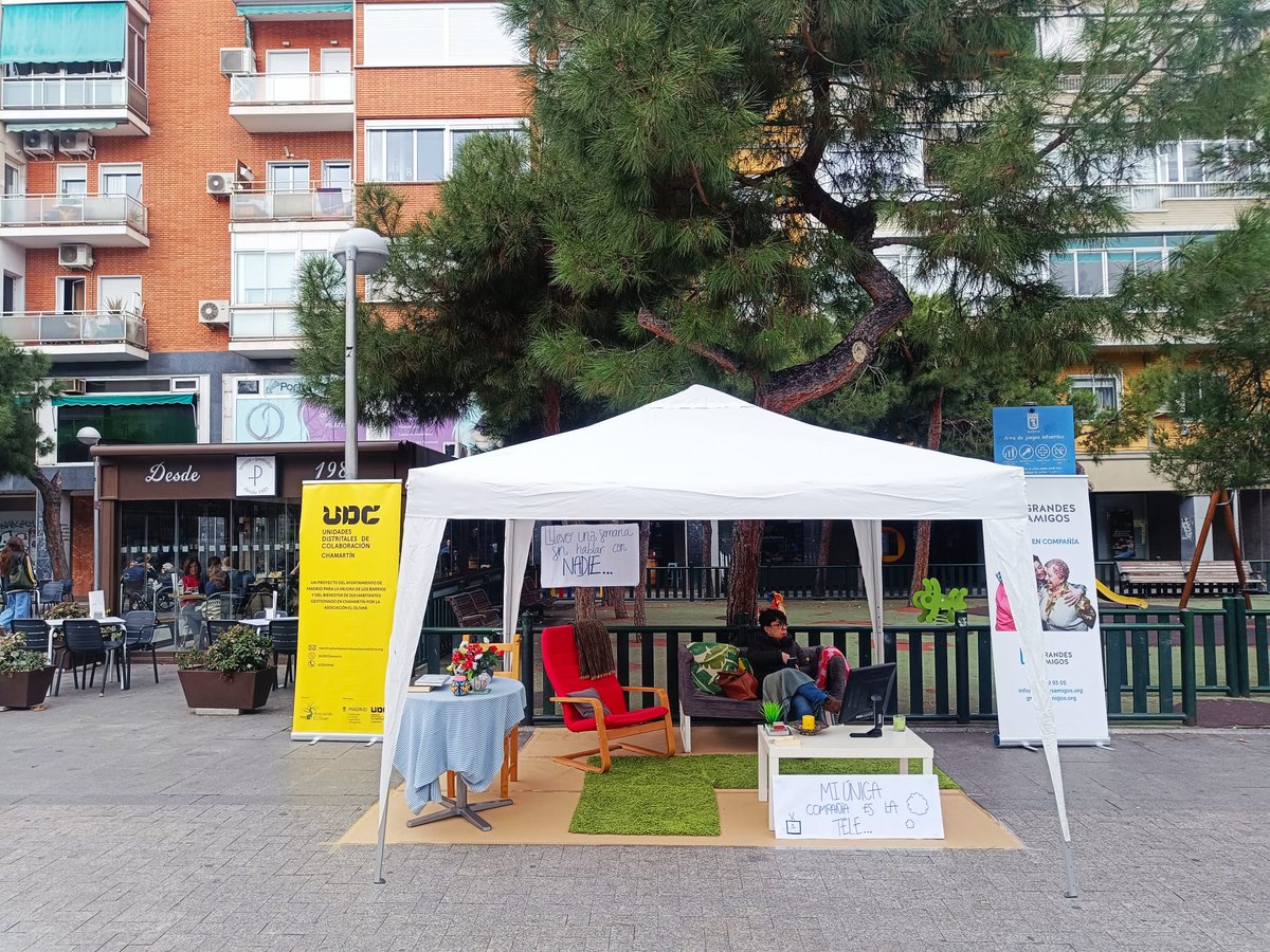 UdcChamartin's tweet photo. Hemos colaborado en la campaña de concienciación y sensibilización sobre la Soledad no deseada en Prosperidad 📍junto a @GrandesAmigos__ 
📢Os esperamos en futuras campañas por otras zonas del distrito. 
Gracias por vuestra colaboración 🤗💚@AsocElOlivar @MADRID @JMDChamartin https://t.co/RoSHVTjB0V