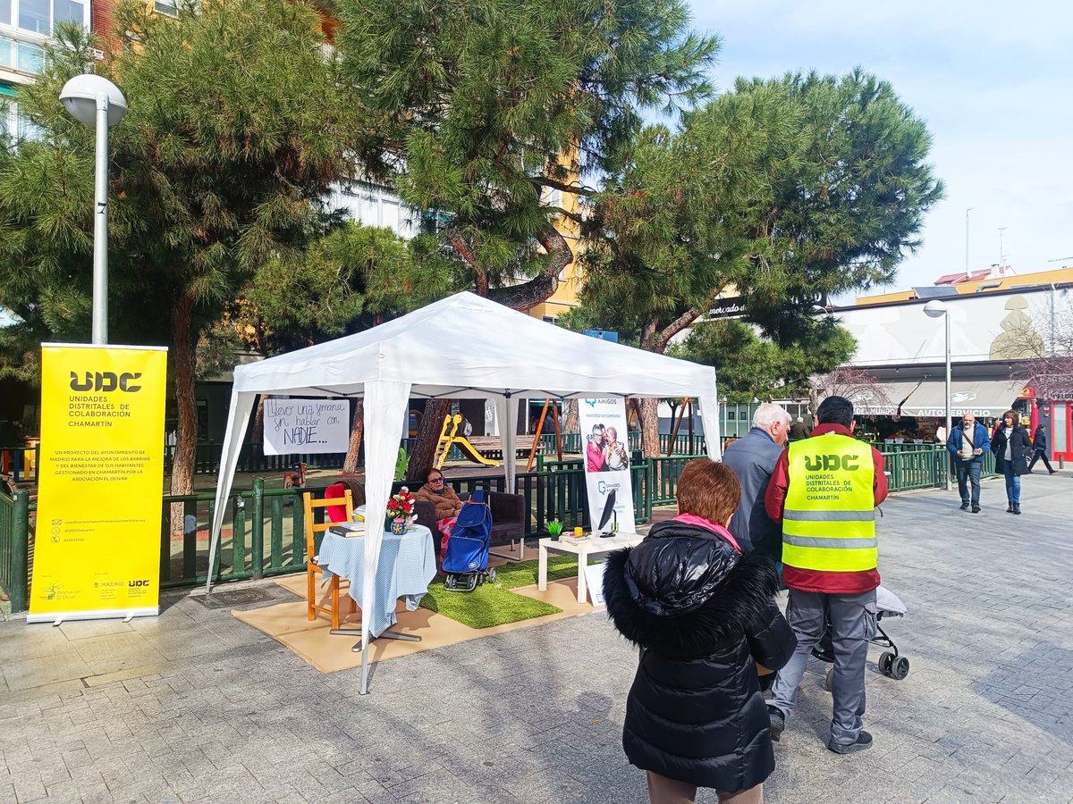 UdcChamartin's tweet photo. Hemos colaborado en la campaña de concienciación y sensibilización sobre la Soledad no deseada en Prosperidad 📍junto a @GrandesAmigos__ 
📢Os esperamos en futuras campañas por otras zonas del distrito. 
Gracias por vuestra colaboración 🤗💚@AsocElOlivar @MADRID @JMDChamartin https://t.co/RoSHVTjB0V