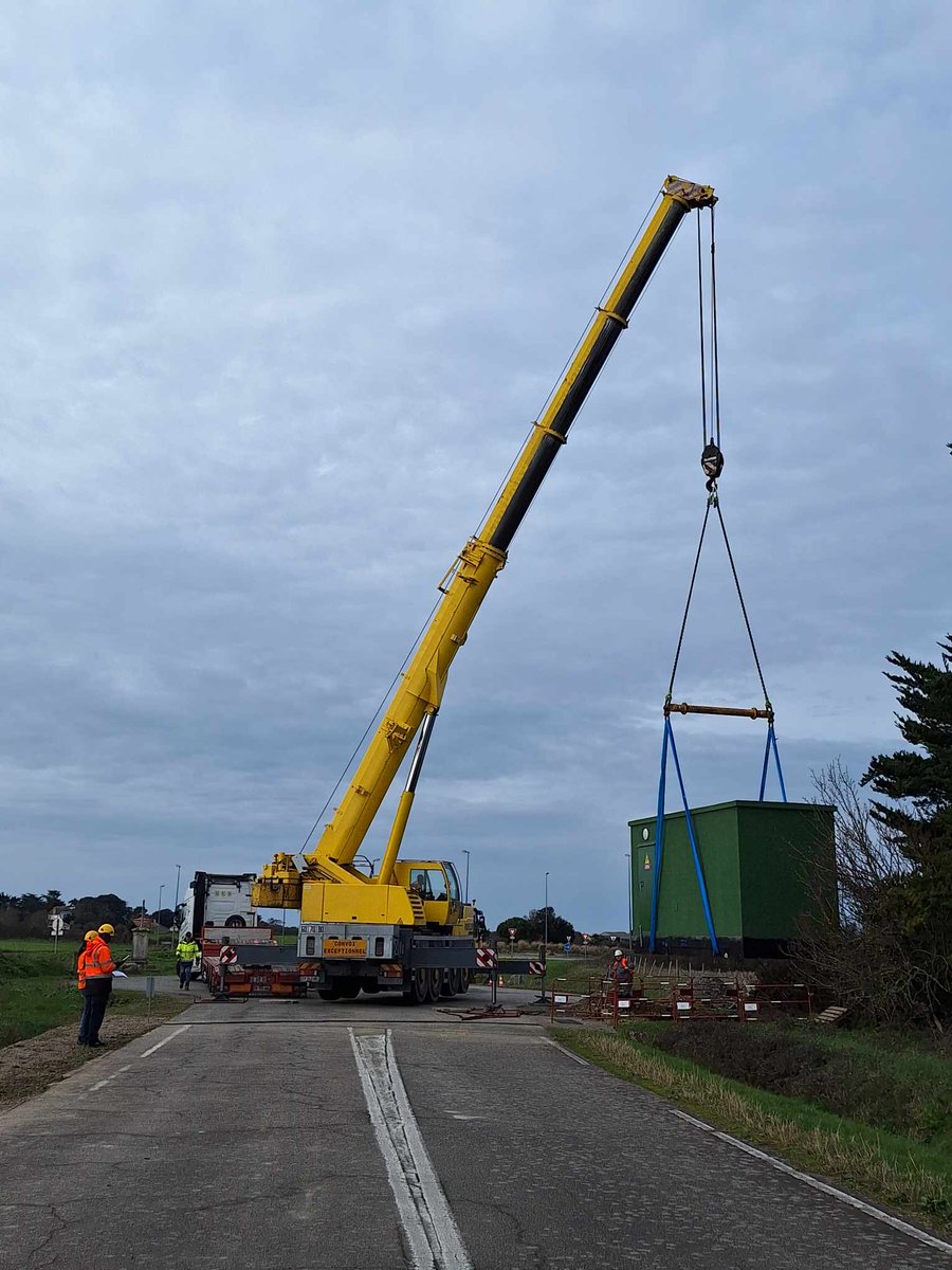 Fibre44's tweet photo. L'objectif 100% fibre d’ici 2025  est en bonne voie. @laplainesurmer, pose du dernier cœur de réseau optique dédié à l'aménagement du Réseau d'Initiative Publique #THD #RIP #loireatlantique. Merci aux équipes déploiement #axione. https://t.co/Dp8XN6yNdf