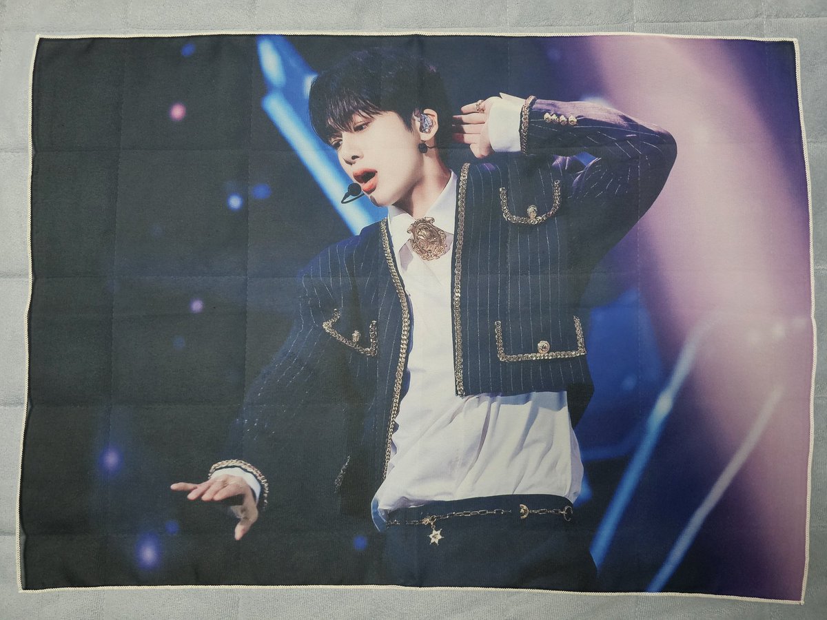 바쁜 현생 때문에 생카 못가고 통판으로 쉬폰포스터 3종, 액자 2개 구매했는데 너무 이쁘네요ㅠㅠ
(액자 더 살걸 후회하는거 안비밀🥹)
형원이의 이쁜 순간 많이 많이 담아주셔서 감사합니다♥️
덕분에 빛으로 방이 가득 찼어요🍀