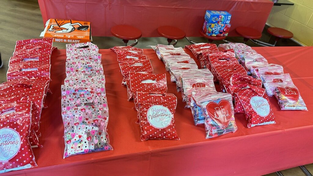 jefcoedcomed's tweet photo. Valentine’s Day crafts and goodies at the Community Education Afterschool Program at Pinson Elementary School. Lots of little cupids yesterday! @jefcoed https://t.co/EodXRkprUr