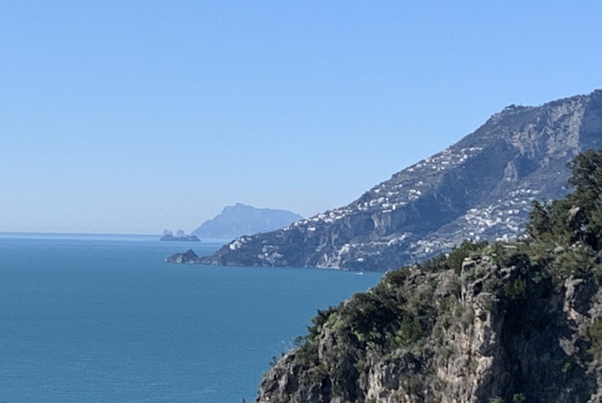 Giornata talmente tersa che si vedono Capri, li Galli e ì faraglioni
