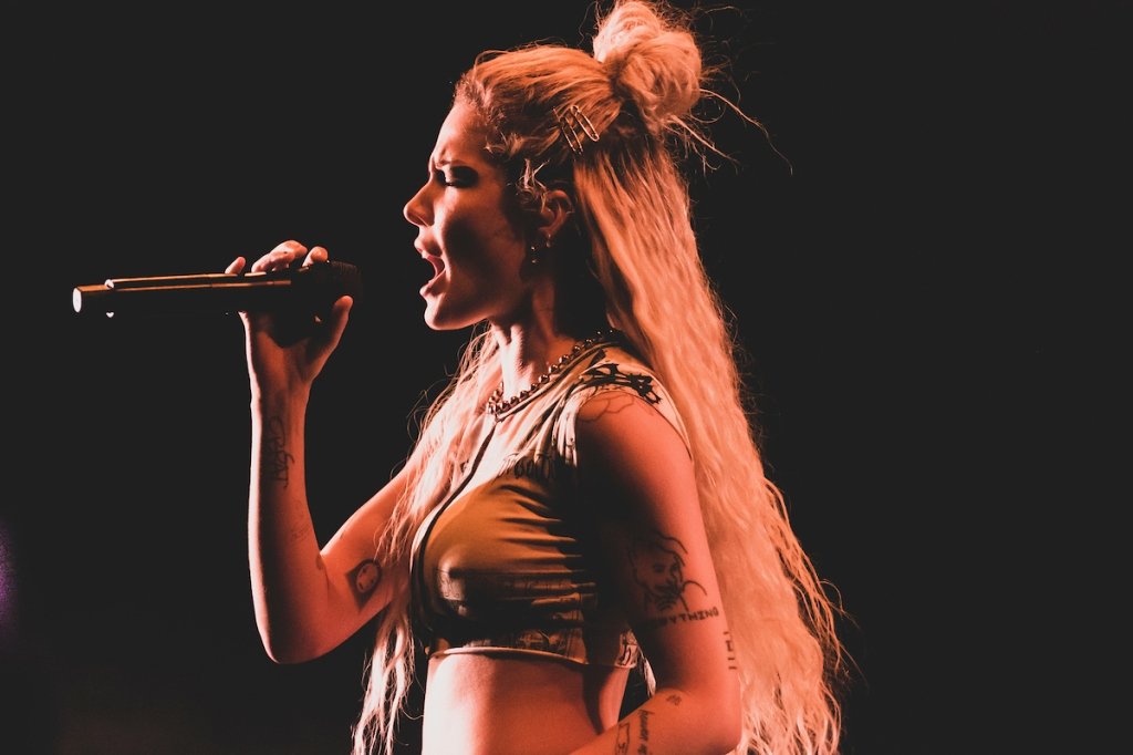 AxelRodriguezzz's tweet photo. March 1st Halsey's new single omg https://t.co/aIb8zRFETI