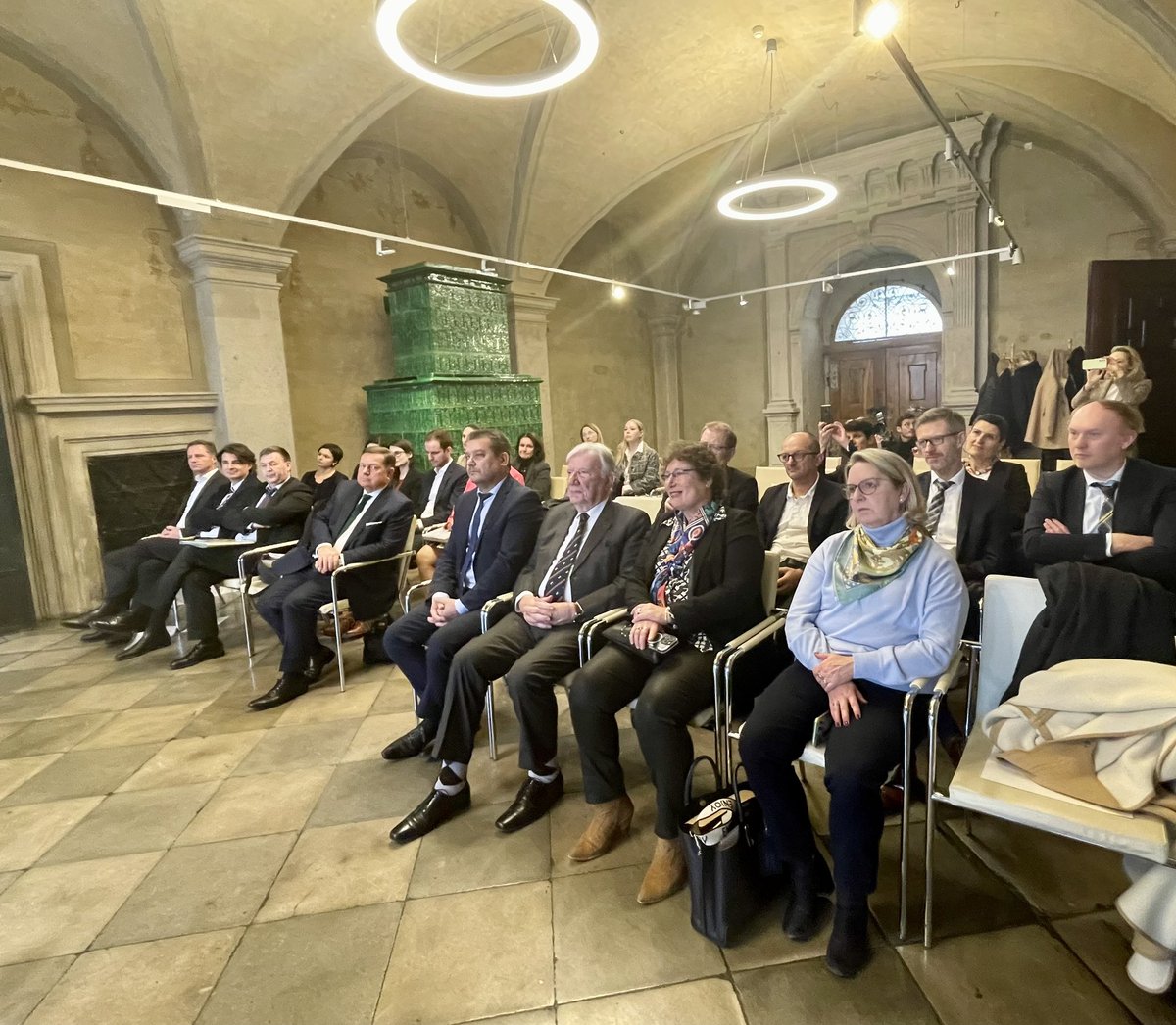 departement86's tweet photo. L’occasion de reconduire pour 5 ans la convention de partenariat entre le #Département86 et le Land de #Styrie. « Nous avons beaucoup d’intérêts communs et de belles perspectives à travailler ensemble pour notre jeunesse » @AlainPichon86 https://t.co/yLCsxcm8UY