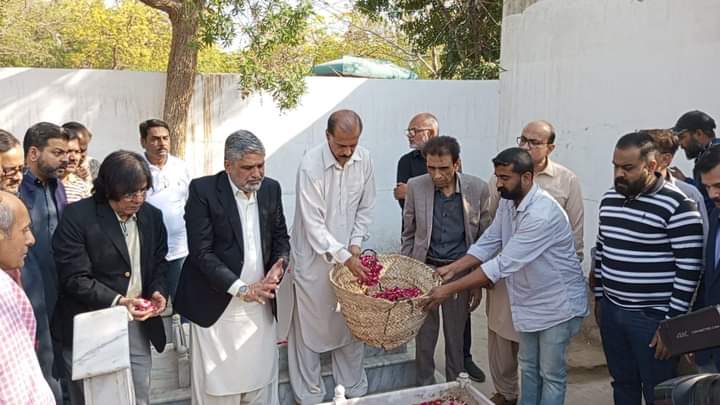 RomesaAnsari's tweet photo. رنگ لائے گا شہیدوں کا لہو
الیکشن میں کامیابی کے بعد ایم کیو ایم قائدین نے شہداء قبرستان میں حاضری دی
@MQMPKOfficial @Conv_KMS 
@AnisMQM @KamalMQM https://t.co/7gqMcET8S0