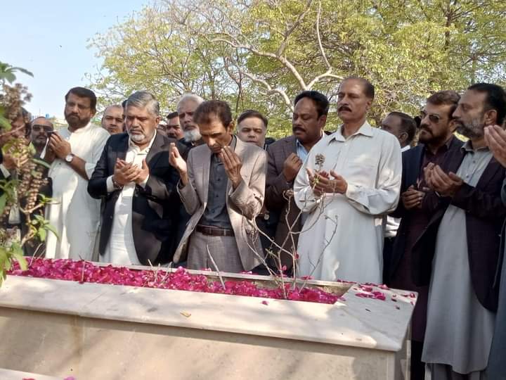 RomesaAnsari's tweet photo. رنگ لائے گا شہیدوں کا لہو
الیکشن میں کامیابی کے بعد ایم کیو ایم قائدین نے شہداء قبرستان میں حاضری دی
@MQMPKOfficial @Conv_KMS 
@AnisMQM @KamalMQM https://t.co/7gqMcET8S0