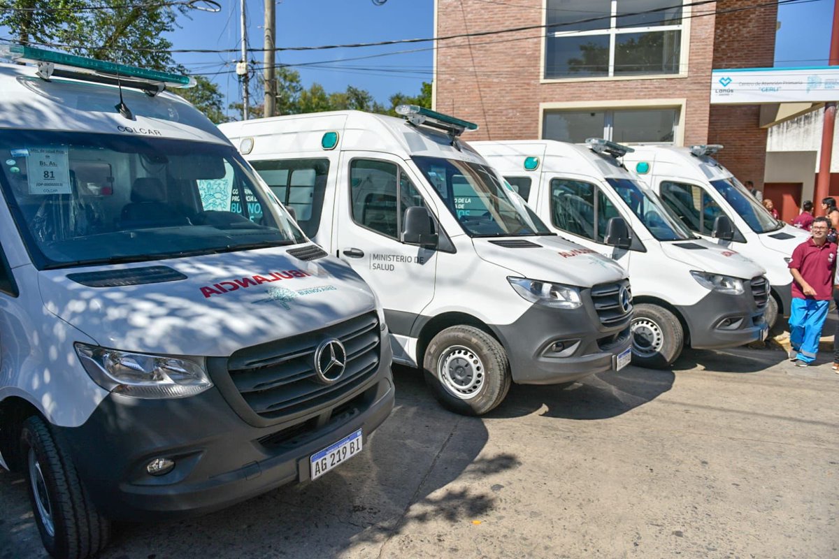magariovero's tweet photo. ¡4 nuevas ambulancias de alta complejidad para #Lanús!

Además, para seguir mejorando el acceso a la salud de las y los vecinos, el municipio se adhirió al programa #QunitaBonaerense para fortalecer la red de atención y cuidados. ❤️🚑 https://t.co/684cnPwTo7