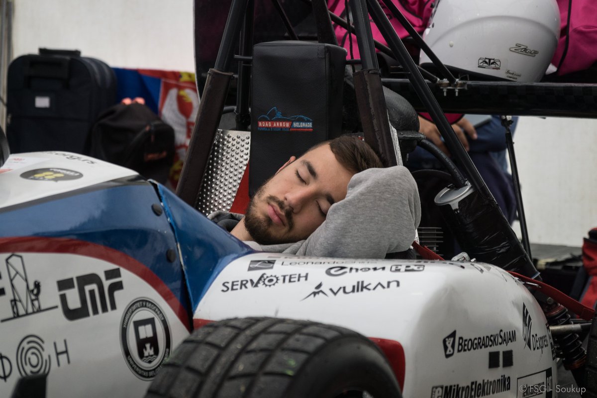 "Učim bolje uveče kad je mir i tišina"

Ja u 11 uveče:
#studentlife