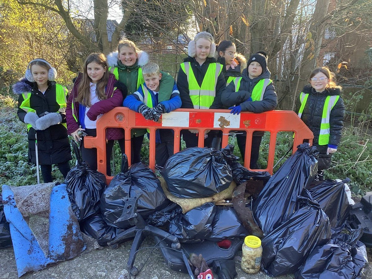 #KillisickCares about our community. Big thanks to our Y6 children for cleaning up in the Hobbucks for #CommunityActionWeek. This builds on our learning of both #community and #sustainability. #DoingTheRightThing @FlyingHighTrust #eeupd