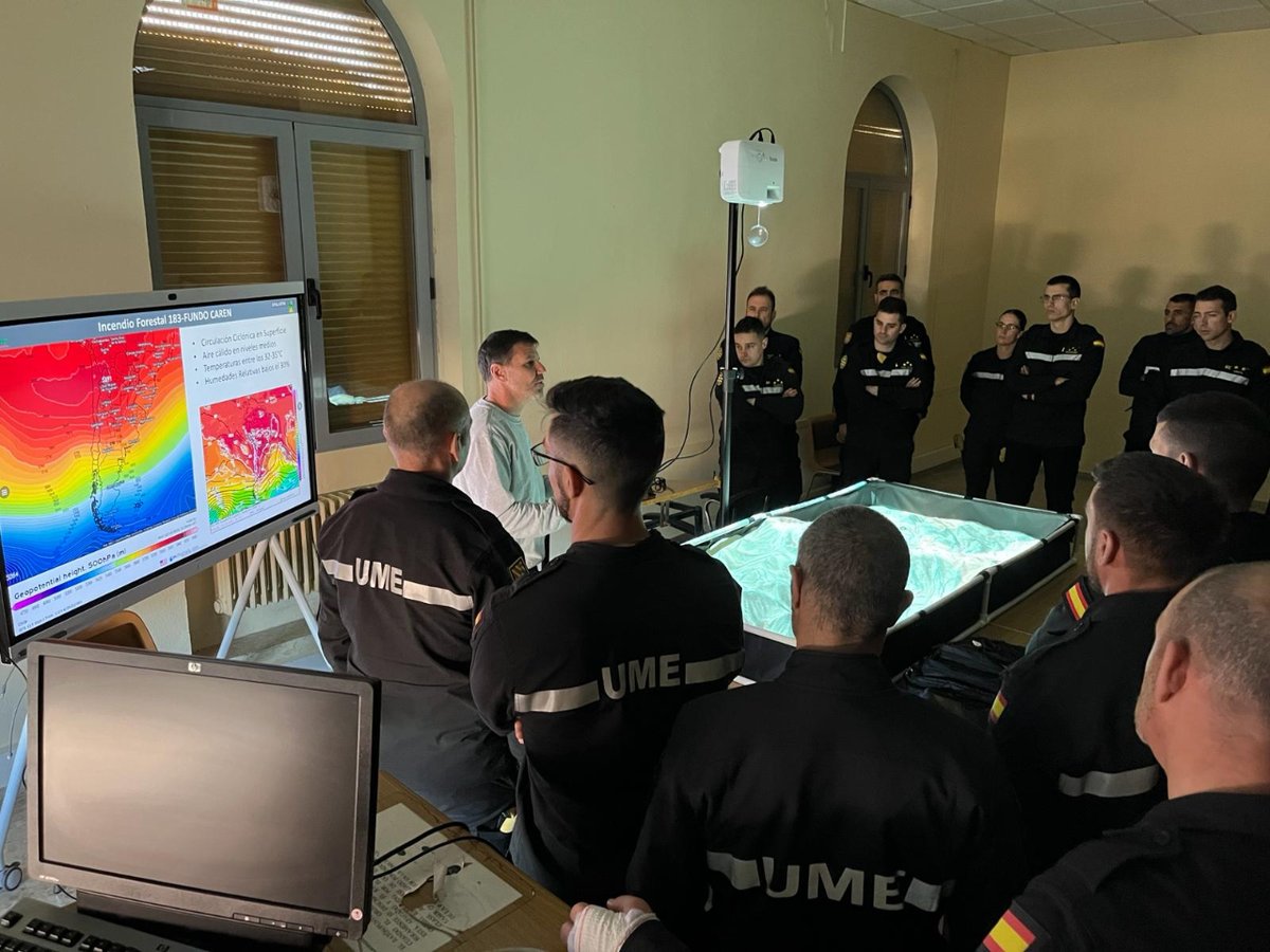 UMEgob's tweet image. Uno de los métodos didácticos empleados en nuestra formación es el cajón de arena, donde proyectamos imágenes del terreno🗺️ para analizar incendios forestales pasados y plantear supuestos para los alumnos.

📸 Curso de Mando de Unidades Militares en #LCIF🔥 (CMLCIF) de la #EMES