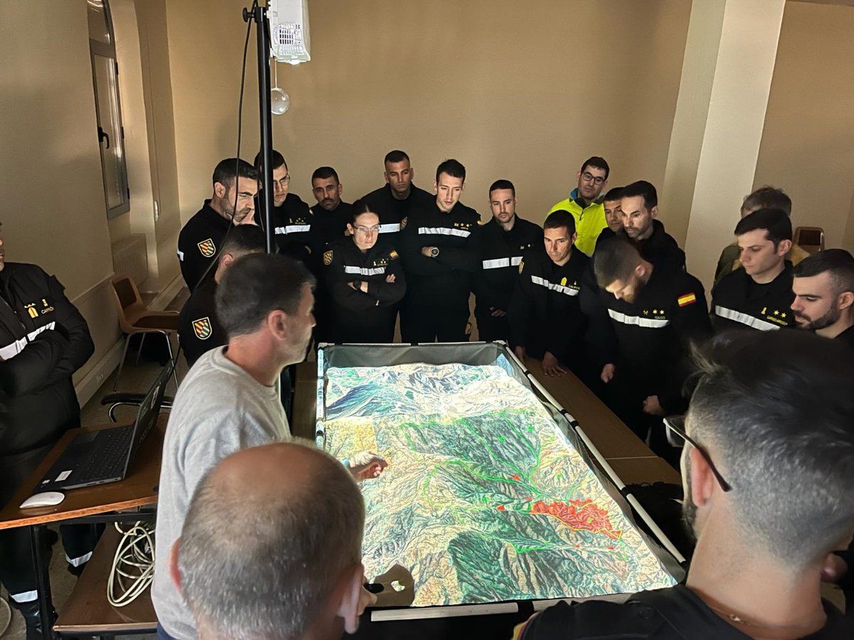 UMEgob's tweet image. Uno de los métodos didácticos empleados en nuestra formación es el cajón de arena, donde proyectamos imágenes del terreno🗺️ para analizar incendios forestales pasados y plantear supuestos para los alumnos.

📸 Curso de Mando de Unidades Militares en #LCIF🔥 (CMLCIF) de la #EMES