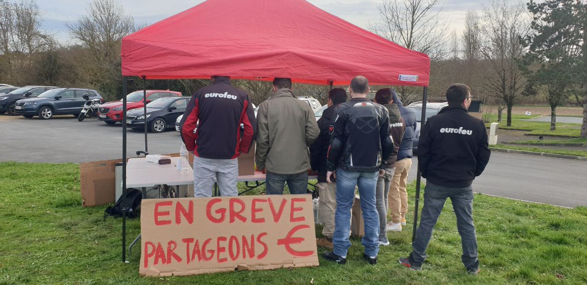 AxelUrbain's tweet photo. 🔥🧯Solidarité avec les salariés d'Eurofeu en grève pour demander des augmentations de salaires ! 
Une première depuis 50 ans ! 

Leur travail crucial en sécurité incendie mérite une reconnaissance à la hauteur. 💪 
#PartageonsLaThune #SalairesJustes https://t.co/AvxiLTT2GN