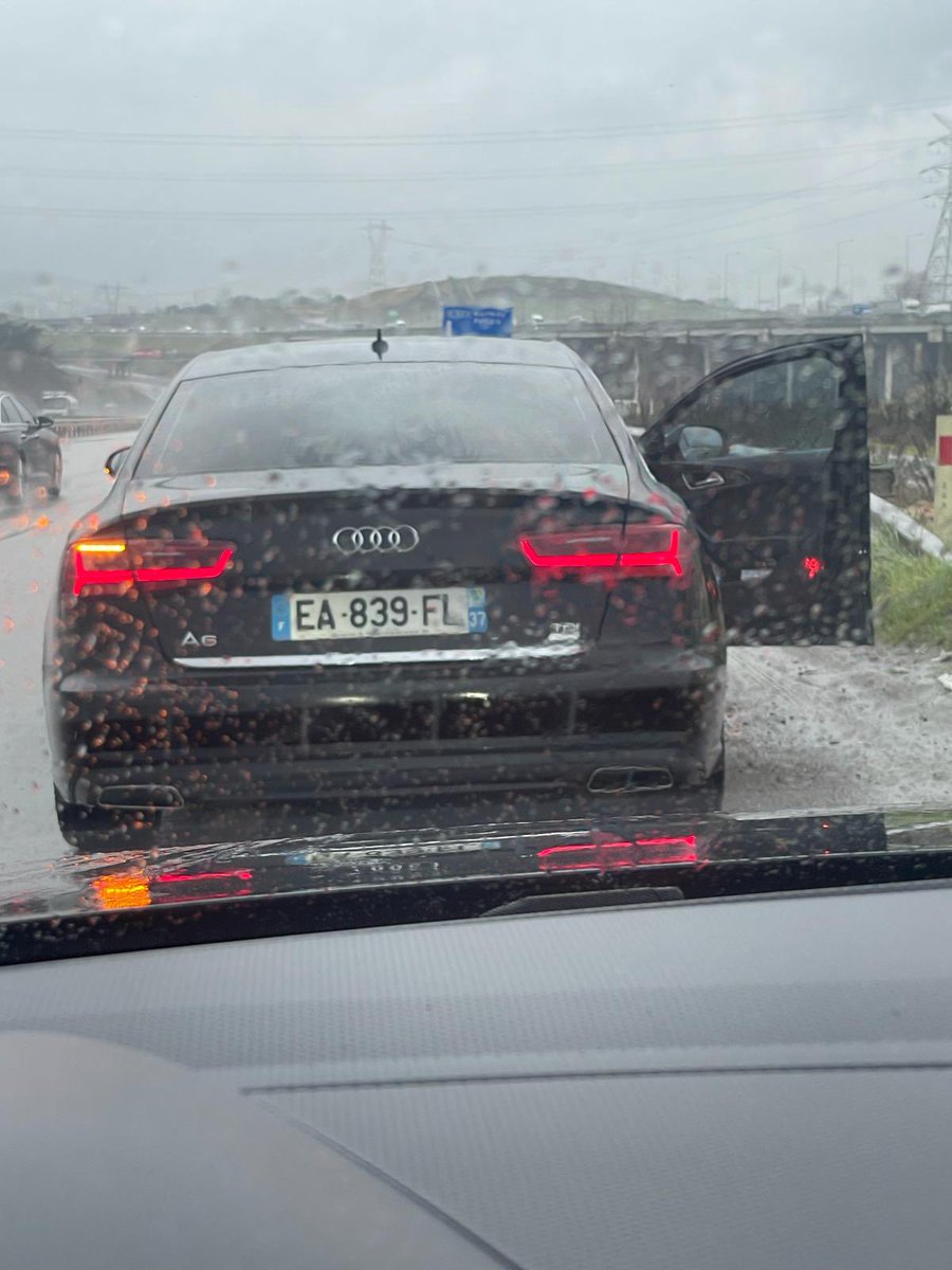Az önce Eşimin kullandığı aracın önüne kırarak hem 2 şerit yavaşlatıp tırlara çarpması için zikzak çizen sonrada önünü kesip arabadan inen bu araç sahibi ‘delikanlı’ İstanbul trafiğinde geziyor. Özellikle araçta tek başına bir Kadın görüp diklenen bu ‘delikanlı’, plakasını