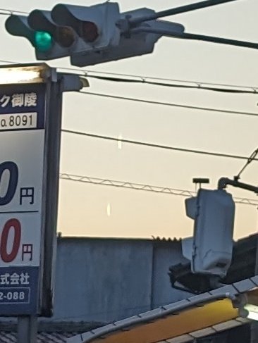 castagninoo's tweet photo. この間空を見上げたら飛行機が7つほどいたるところにいて、全部飛行機雲をつけてたので隕石落ちてきてるんかと焦った https://t.co/cD1Ucv6IQc
