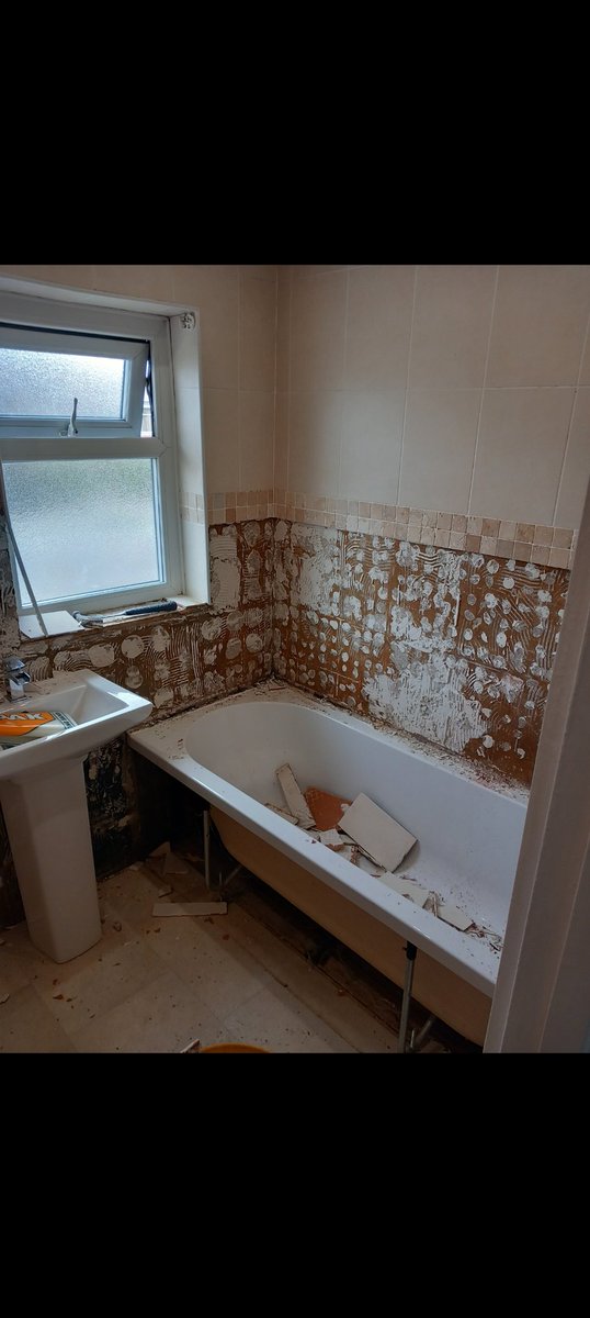 Neilrichards774's tweet photo. Bathroom renovation in swansea. Aquamural panels from Bassetts swansea. Sanitaryware from @NCTilesAndBath https://t.co/RdyVDF6MTQ