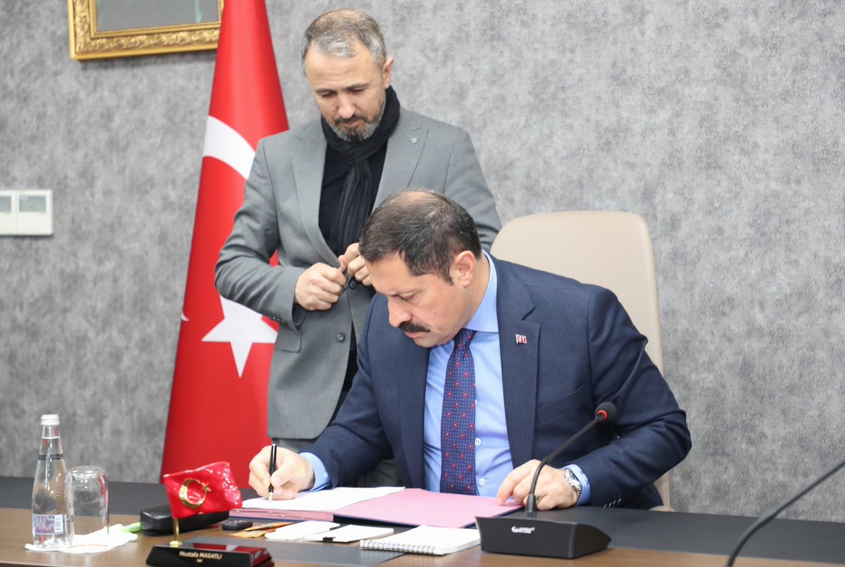 TCDOGAKA's tweet photo. 🎯#6Şubat depreminde iş yerleri yıkılan ve üretim yapamayan Kırıkhan Marangoz ve 🛋️Mobilya imalatçılarının üretimlerine devam etmelerini sağlamak amacı ile #CMDP kapsamında "Mobilya Sektörü Ortak Üretim Tesisi" kurulmasına yönelik uygulama sözleşmesi imzalandı. https://t.co/lS4T4PTSYF
