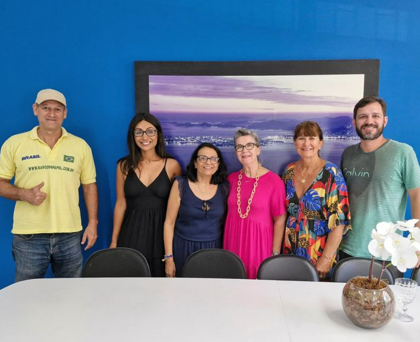 procoqueiros's tweet photo. Representantes da Diretoria da Pró-Coqueiros se reuniram dia 8/2 com a nova Secretária do Continente, Kely Mattos. Na ocasião, entregaram p/Secretária ofício c/17 demandas – documento construído em conjunto c/a comunidade na reunião de 17/1. Como prioridades, foram elencadas: https://t.co/RRKVuhKvTG