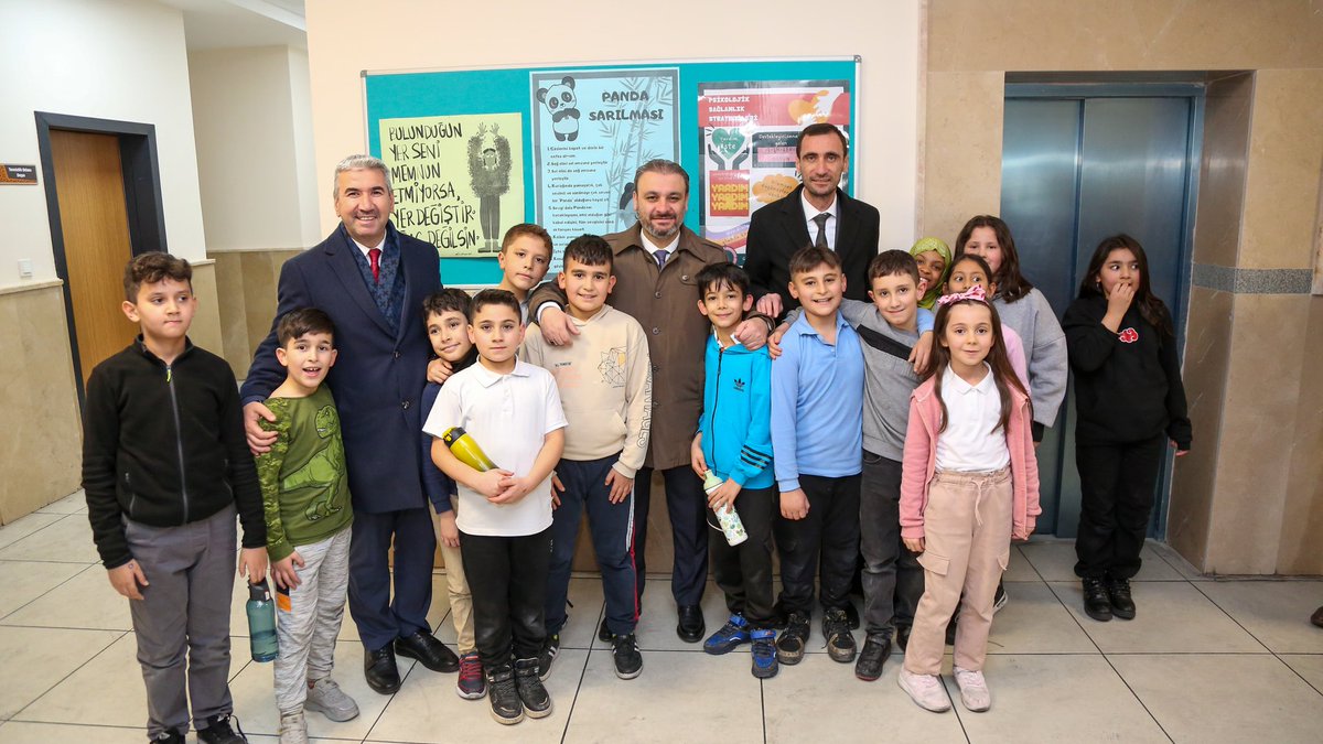 AkKeciorenResmi's tweet photo. İlçe Başkanımız Sn. @AKadirkarapinar , Belediye Başkan Adayımız Sn. @zafercoktan ve ABB Meclis Başkan Vekili Sn.@avfatihunal  ile birlikte, Şehit Kubilay İlkokulu'nda yönetim ve öğrencilerimizle biraraya geldiler.
Kaliteli eğitim, daha adil ve müreffeh bir dünya için tüm kadrolarımızla çalışmaya #devam
#KeçiörenHazır 
#HazırızKararlıyız 
#AnkaraAKolacak

@RTErdogan 
@hakanhanozcan 
@AkpartiAnkara 
@AKadirkarapinar 
@turgutaltinok06 
@zafercoktan