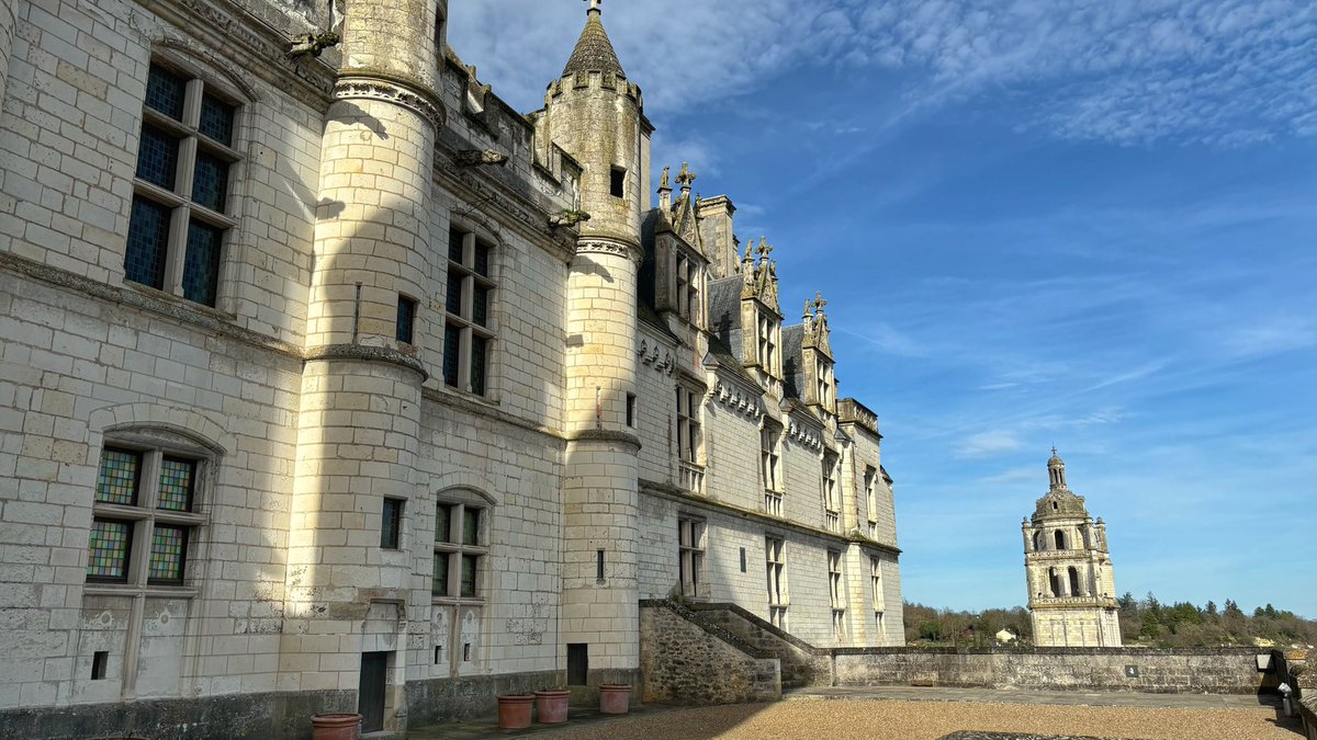 ☀️ Magnifique journée pour un 15 février à la #citeroyaleloches, en #touraine. 📍 Façade du logis royal de #Loches et tour Saint-Antoine. 📷 N. Mémeteau / @CD37_touraine