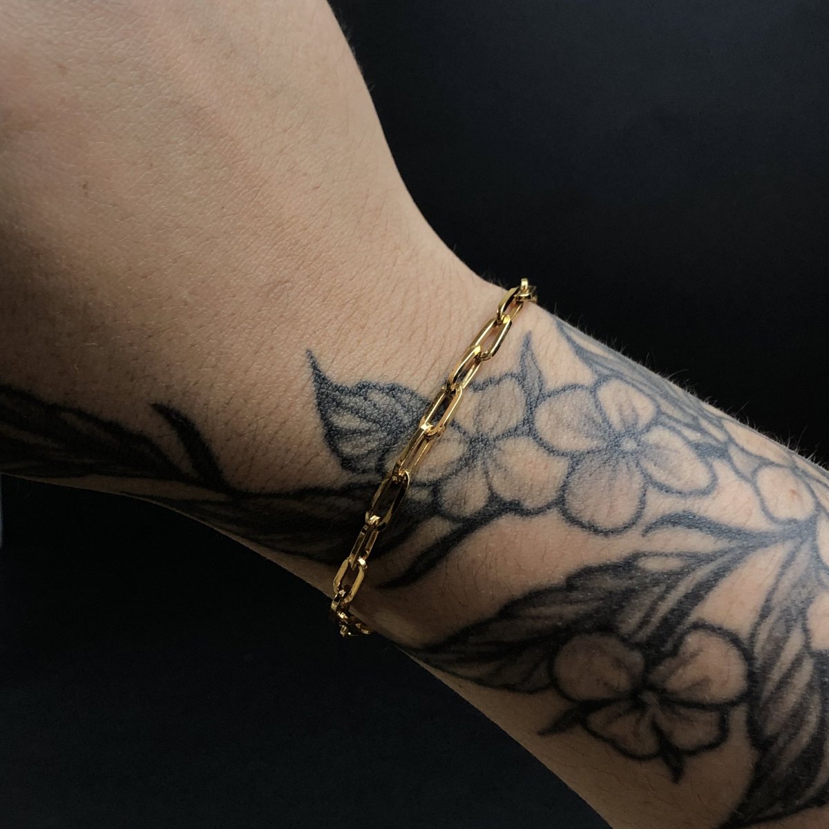 santamonna's tweet photo. 4 opções de pulseiras douradas pra dar brilho pro teu drip ✨ https://t.co/7h9BNQyR89