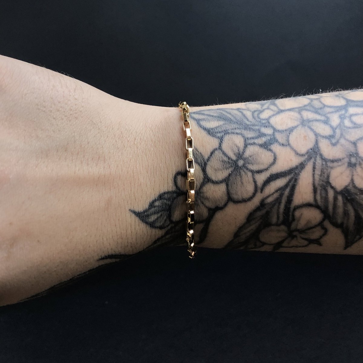 santamonna's tweet photo. 4 opções de pulseiras douradas pra dar brilho pro teu drip ✨ https://t.co/7h9BNQyR89