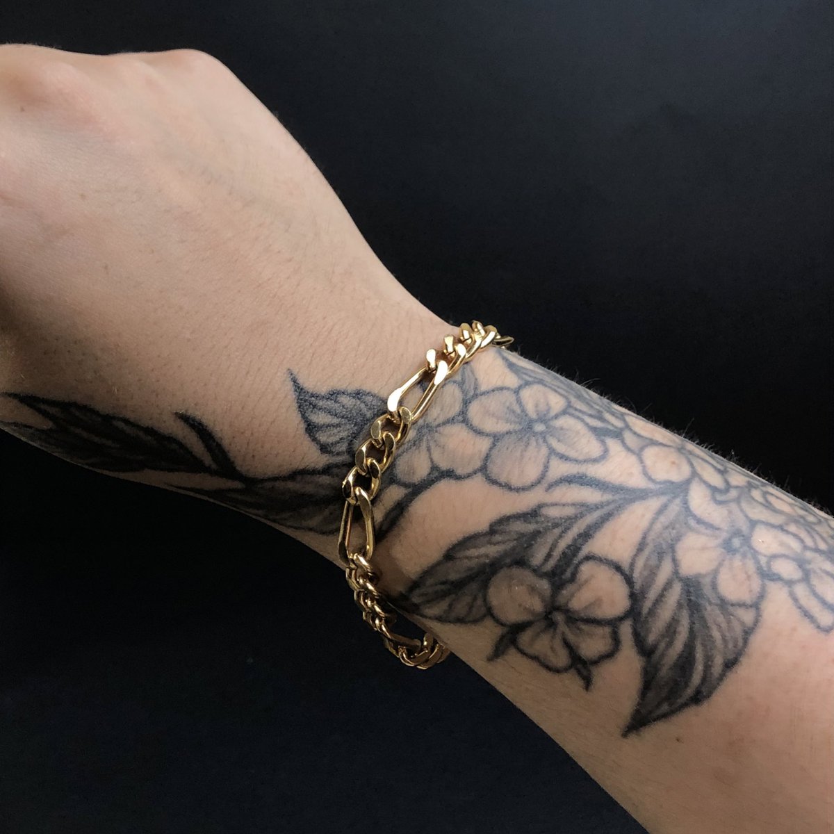 4 opções de pulseiras douradas pra dar brilho pro teu drip ✨