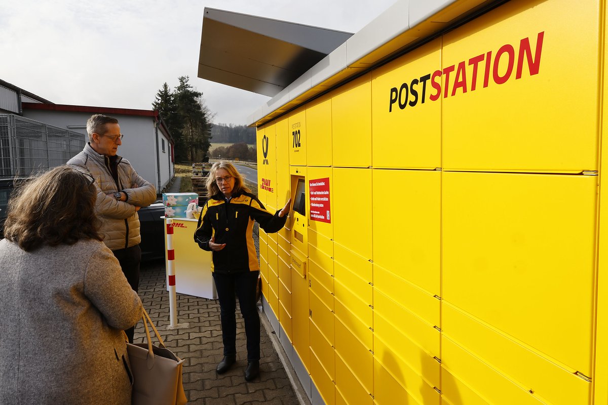 dpdhl_fra's tweet photo. Erste #Poststation in #Hosenfeld vorgestellt/ @Die_Rhoen Bürgermeister Peter Malolepszy: "Mit Poststation wird postalische Infrastruktur in Gemeinde enorm verbessert!" Gemeinsam mit Gabriele Schulz (Post-Politikbeauftragte) versendet BGM zwei Bücherpakete an Gemeindekindergärten https://t.co/AziXnloull