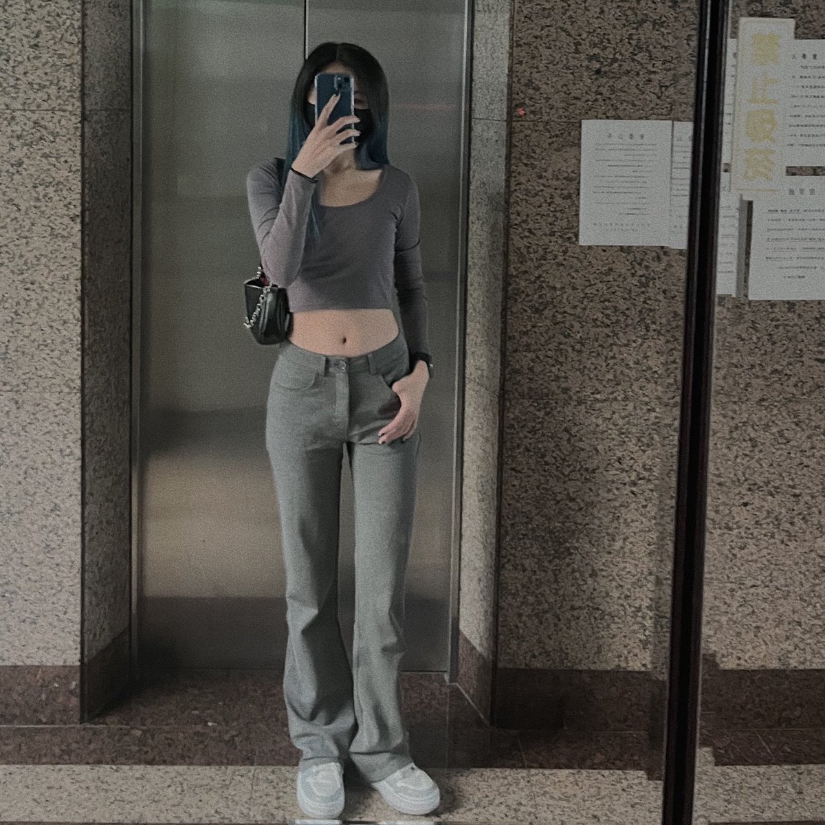 穿的還行但臉依舊很憔悴。 https://t.co/xWyAO8l1AY