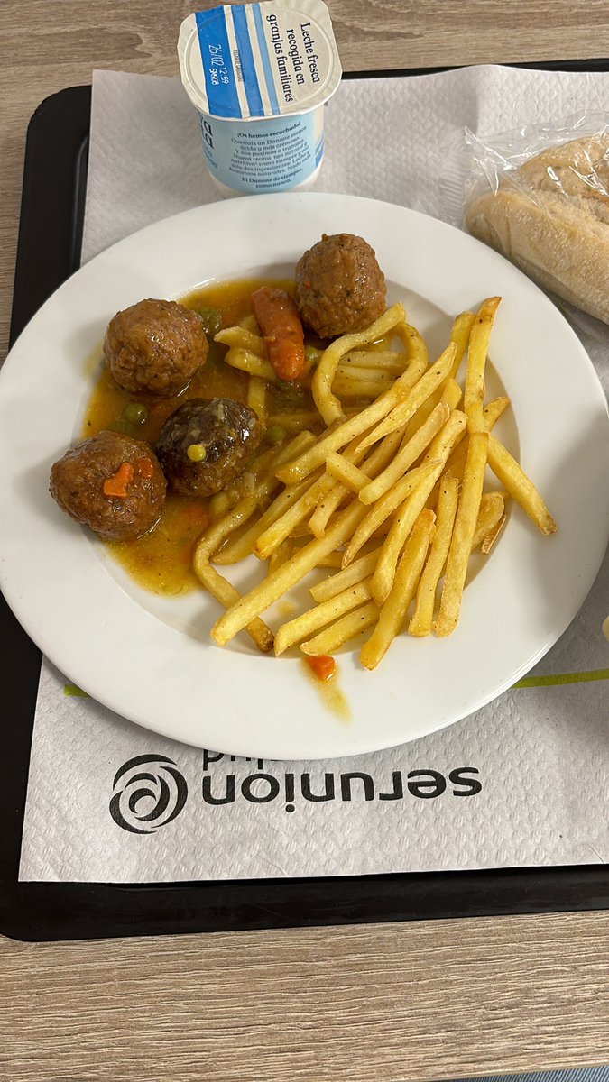 Esto es un plato. 4 míseras albondigas… vergüencita <a href="/ILUNION/">ILUNION</a>