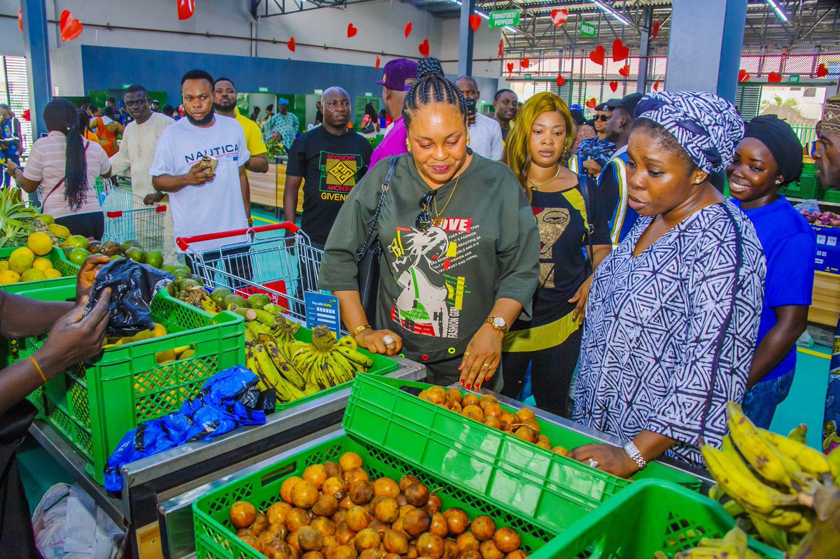 InsideMainland's tweet photo. 500 traders, 1 goal: Clean markets, healthier lives! Mrs. Abisola teams up with @Lawma_gov for a brighter future. Let's stay clean and thrive!
@Abi_Olusanya @jidesanwoolu @Lawma_gov @followlasg @lagospedia
#HealthyEconomy #CleanMarkets https://t.co/uMrPJ9pXtz