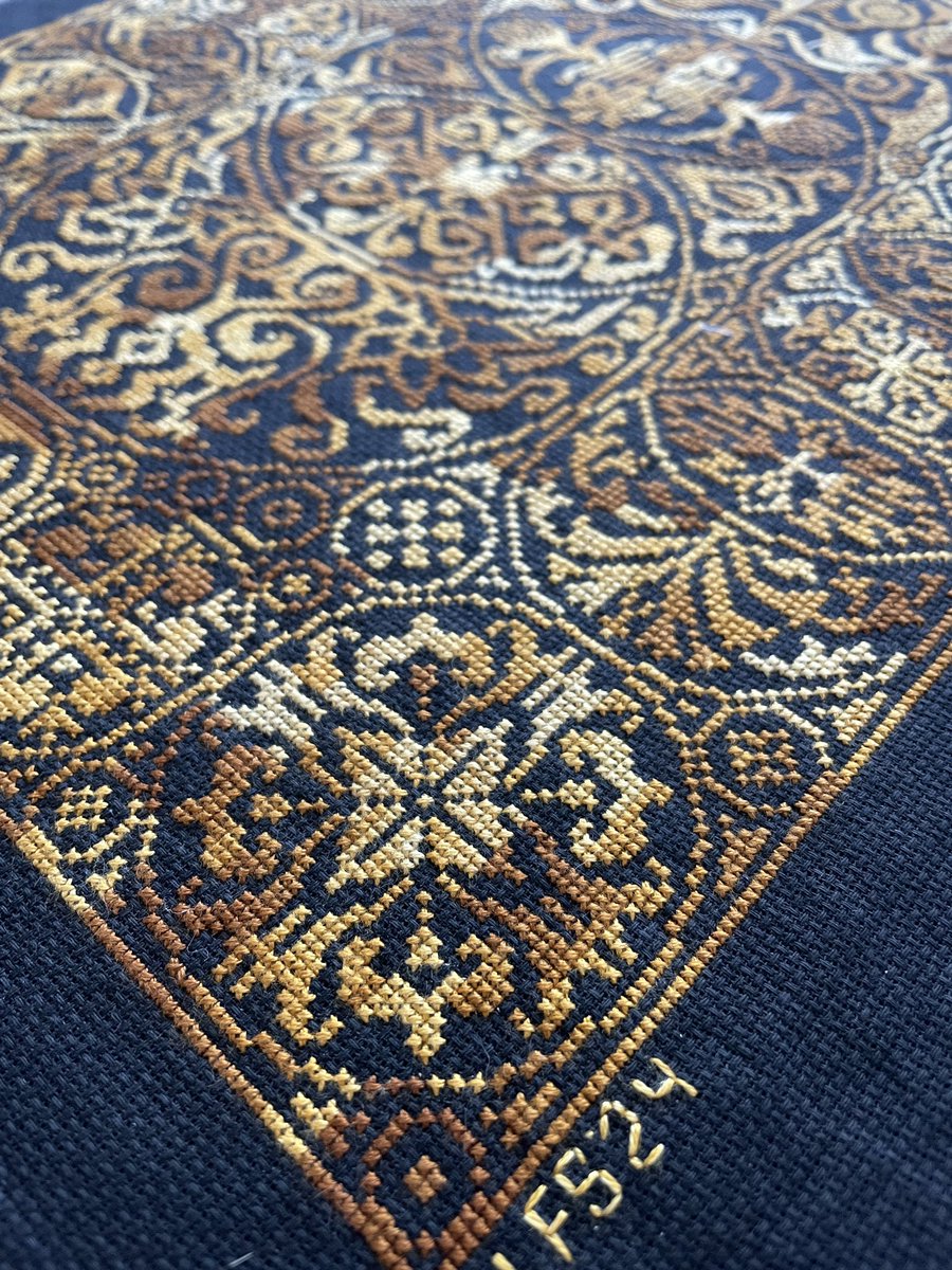 JazzyGemsQ's tweet photo. Finished! ๐
This was one of my 2020 lockdown projects. Itโs what I do as a form of meditation. I never thought I would finish it. I took the last stitch at 9 PM last night. Love all that gold!!! (Coincidence?) ๐ #creativity #creativehumans #needlework #crossstitch https://t.co/DXxbosGPCD