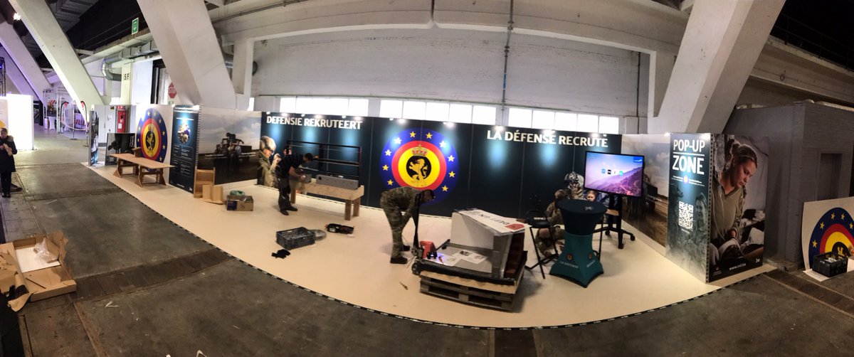 Bonenski's tweet photo. POP-UP Zone @BATIBOUW  Nu nog in volle opbouw, maar vanaf zaterdag te aanschouwen in al z’n glorie. Waarom? 👉 omdat wij dus ook metsers, elektriciens, lassers etc zoeken!

Met dank aan het Departement Genie en @BeAirForce voor de steun en #StratCom voor de mooie panelen. https://t.co/88rYXPHdUk