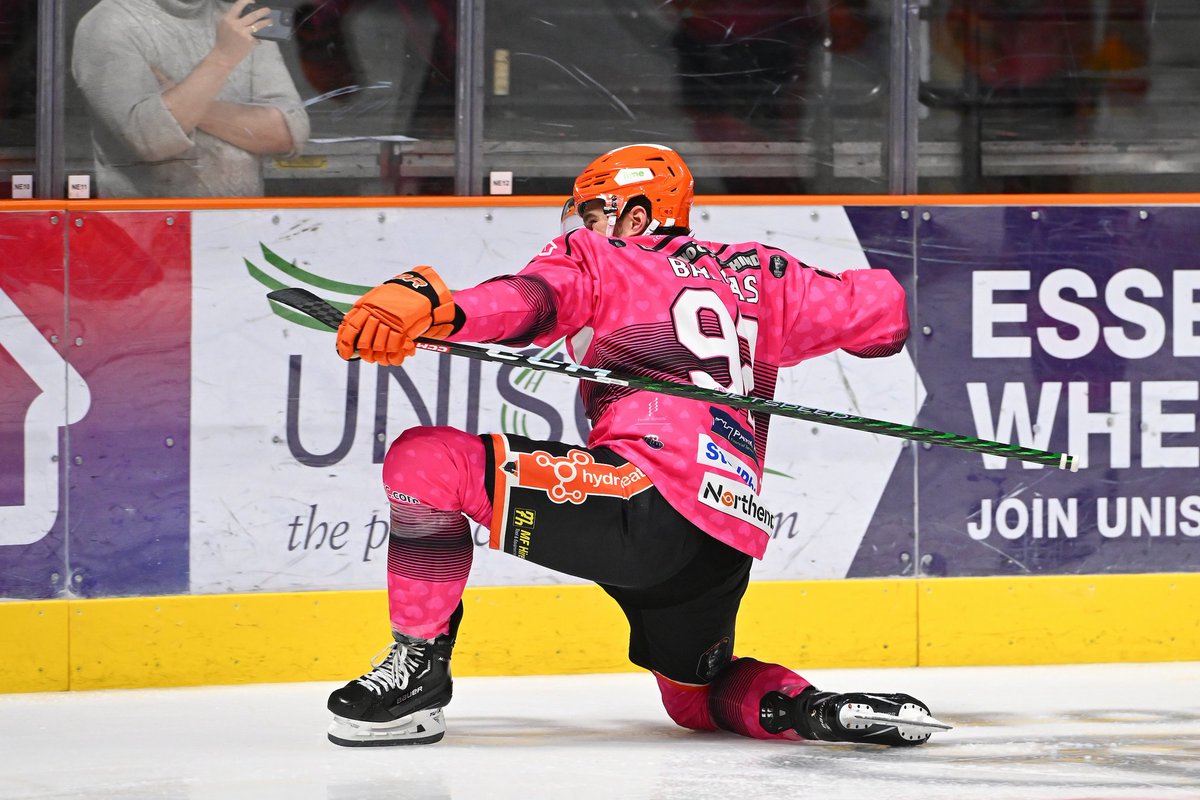 HockeyMaritime's tweet photo. It was a goal and assist from Mitchell Balmas as the Sheffield Steelers defeated the Guildford Flames 3-0.

Since December 9th, the team has gone on an amazing 24-1-1 run, becoming the team to beat in the EIHL🇬🇧.

#EIHL #NovaScotia #Balmas @steelershockey https://t.co/XUnxFKEwBt